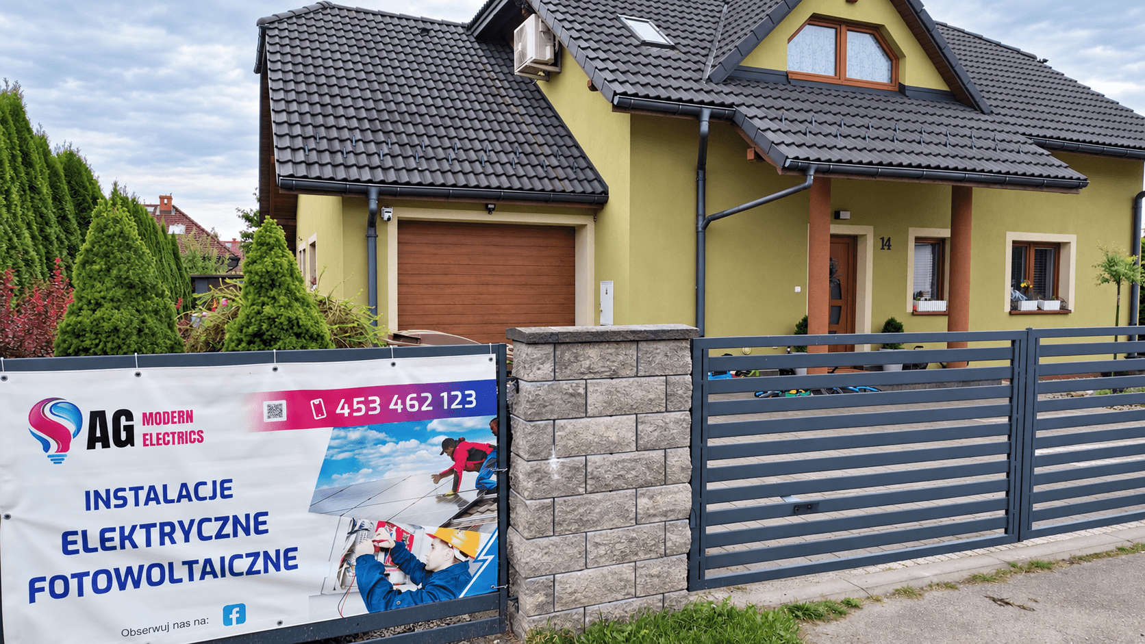 Baner reklamowy AG Modern Electrics przy realizacji instalacji elektrycznych i fotowoltaiki