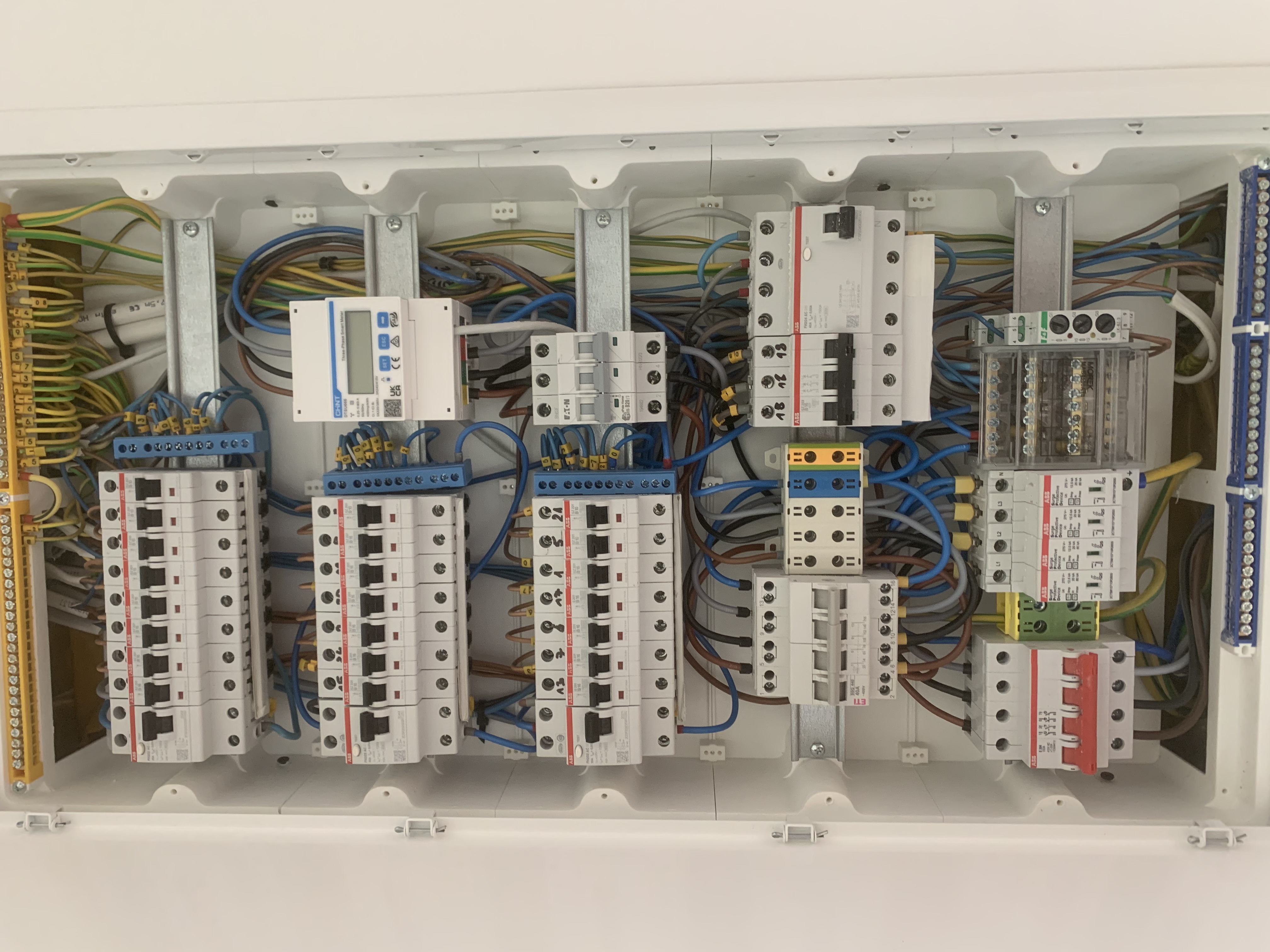Elektryk wykonujący pomiar napięcia w rozdzielnicy